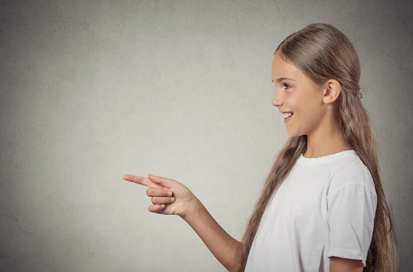 Ragazza adolescente che punta il dito contro qualcuno, sorpreso da qualcosa — Foto Stock