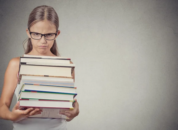 ¡Demasiado para aprender! Estudiante infeliz sosteniendo enorme pila de libros — Foto de Stock