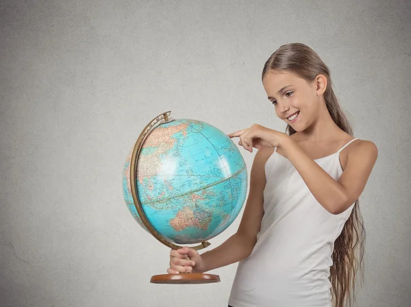 Adolescente chica sosteniendo tierra globo mapa decidiendo sobre su viaje de vacaciones — Foto de Stock