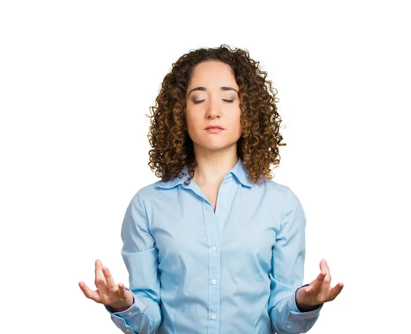 Mujer relajante, meditando, en modo zen — Foto de Stock