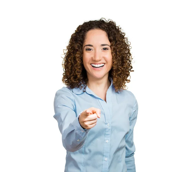 Glückliche Frau lächelt, lacht, zeigt mit dem Finger auf dich — Stockfoto