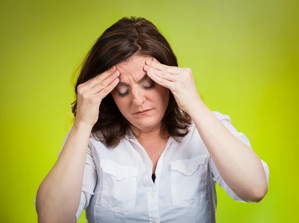 Dolor de cabeza por estrés. Retrato mujer estresada que tiene muchos pensamientos — Foto de Stock