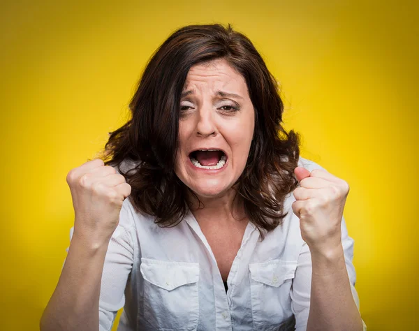 Portret van jonge boos vrouw — Stockfoto