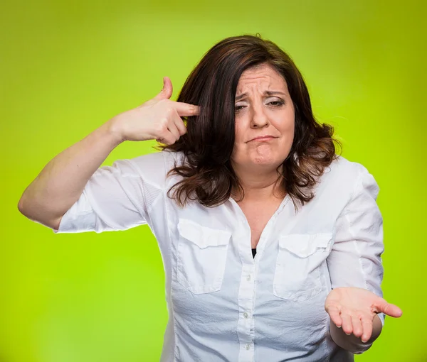 Mujer enojada gesticulando con el dedo contra el templo preguntando estás loco ? — Foto de Stock