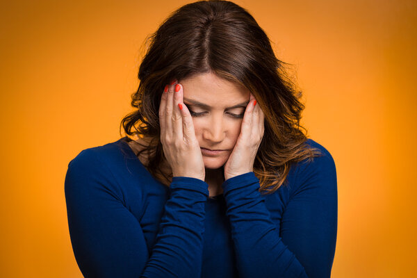 Депрессивная, мрачная женщина
