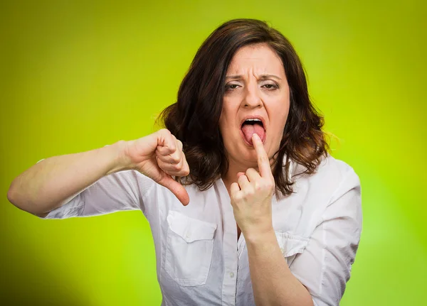 Mujer mostrando asco pulgares hacia abajo gesto — Foto de Stock