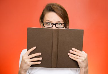 kadın gözlük kitap arkasındaki yüzünü gizleme