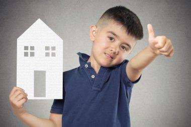 gösterilen kağıt ev tutan çocuk yaşasın