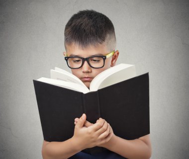 kitap okuma gözlüklü çocuk