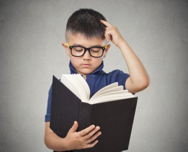 kitap okuma gözlüklü çocuk