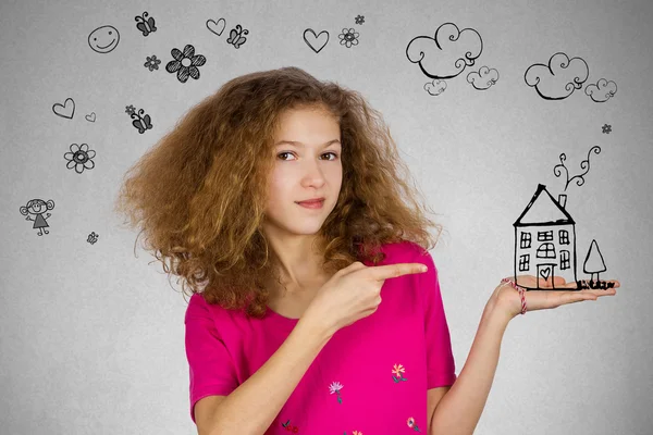 Niño sosteniendo boceto dibujo de una casa — Foto de Stock