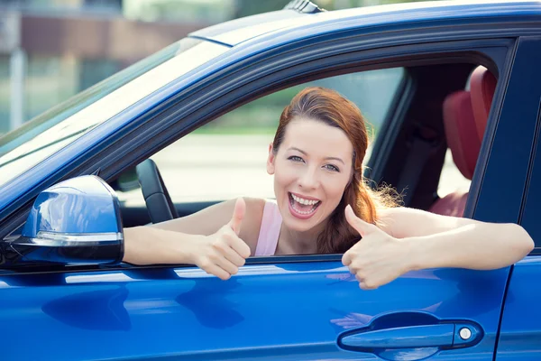 Mujer conductor feliz sonriendo mostrando pulgares hacia arriba — Foto de Stock