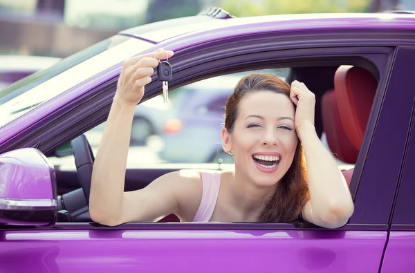 Kobieta, kupujący siedzi w jej nowy samochód Wyświetlono klucze — Zdjęcie stockowe