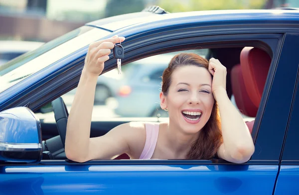 Mulher, comprador sentado em seu carro novo mostrando chaves — Fotografia de Stock