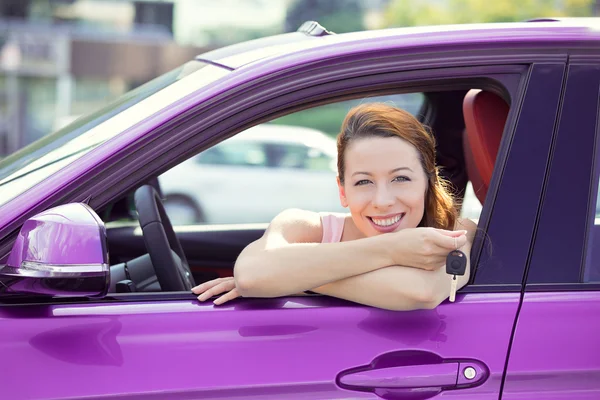 Kobieta, kupujący siedzi w jej nowy samochód Wyświetlono klucze — Zdjęcie stockowe