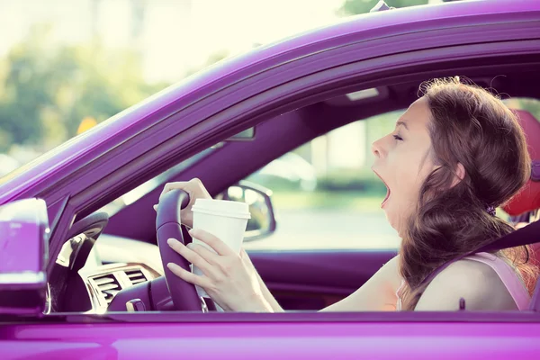 Sonnolenza, stanchezza, stanchezza, donna alla guida della sua auto — Foto Stock