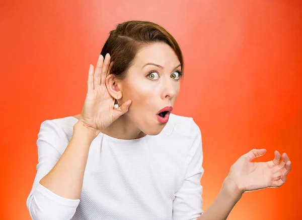 Zvědavá žena ruku k uchu gesto — Stock fotografie