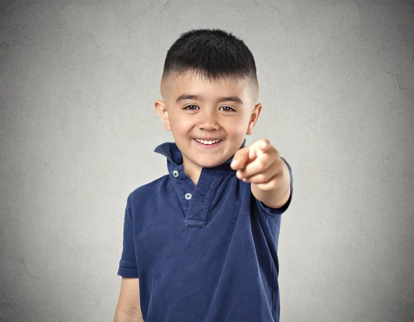 Jongen je wijzende vinger lachen — Stockfoto