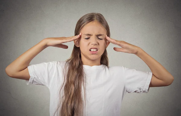 Gestresstes Teenager-Mädchen mit Händen an den Schläfen — Stockfoto