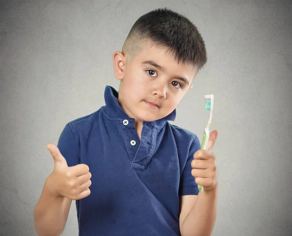 Jongen zijn tandenpoetsen met tandpasta, handtandenborstel — Stockfoto