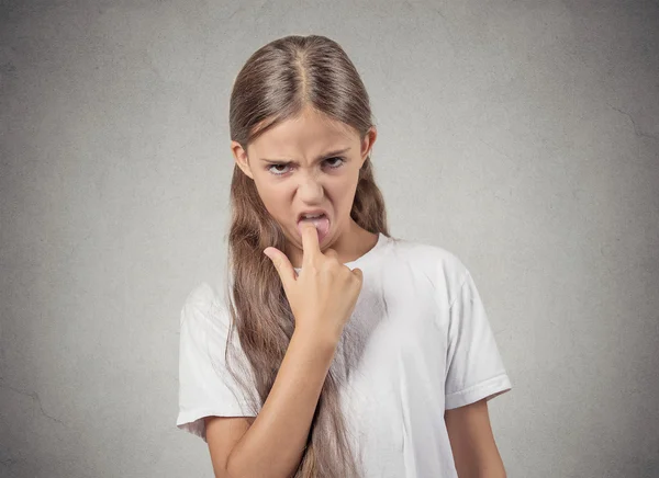 Repugnante, irritado irritado adolescente menina com o dedo na boca gesto — Fotografia de Stock