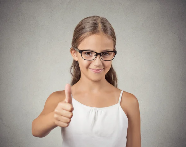 Šťastný dospívající dívka ukazuje palec — Stock fotografie