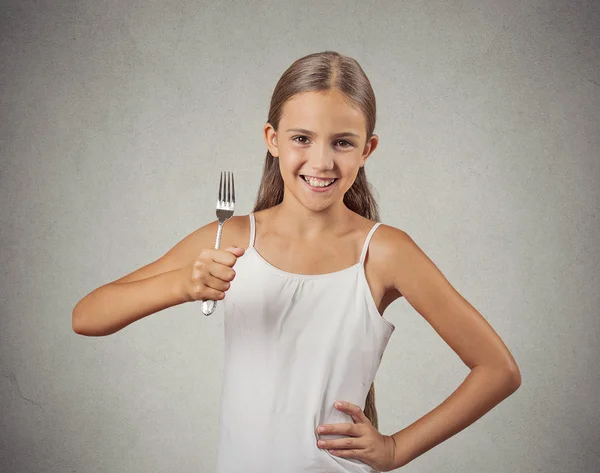Sorrindo adolescente menina segurando um garfo — Fotografia de Stock