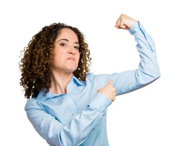 Onun gücünü gösteren kasların esneme kadın