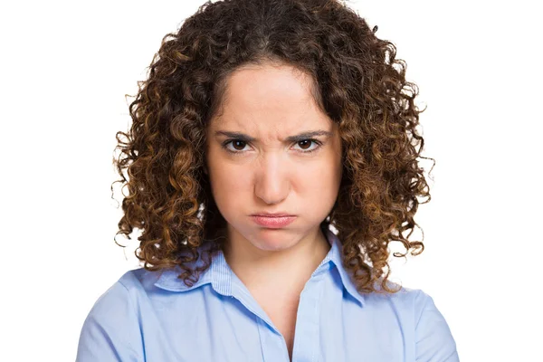 Sinirli, huysuz, genç bir kadın