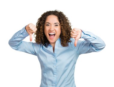 Genç kadın başparmak aşağı, mutlu biri gösterilen başarısız oldu