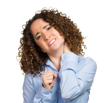 Kötü kronik boyun ağrısı olan kadın