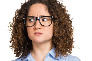 Endişeli güvensiz genç kadın