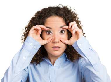 Heyecanlı, arayan şok kadın şaşırttı inanamayarak, geniş açık gözleri koruma