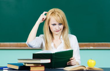 kafası karışık öğrenci onu çizerek sınıfta masada otururken duydum sert düşünme, kitap okuma