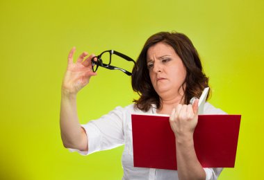 Metin görme sorunları nedeniyle görme sorunlarla karşılaşmaya kadın