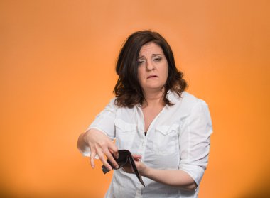 Boş cüzdan gösterilen kadın kırdı