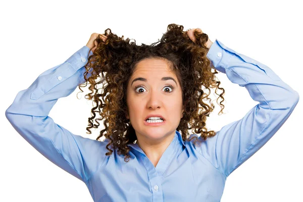 Mulher de negócios estressada, puxando o cabelo para fora, gritando — Fotografia de Stock