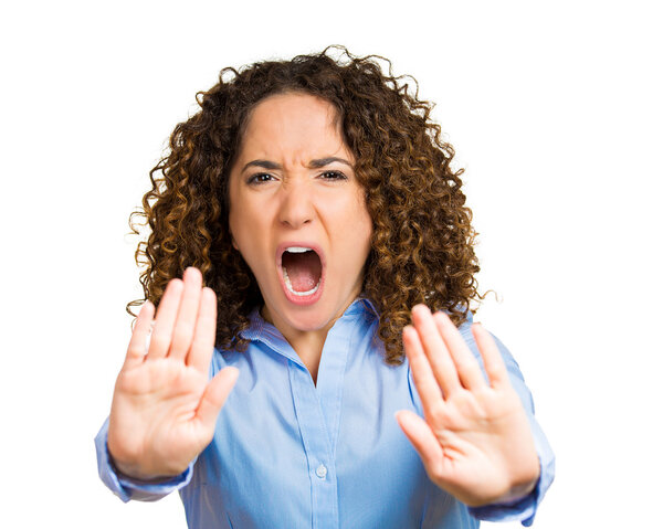 Женщина просит остановиться.
