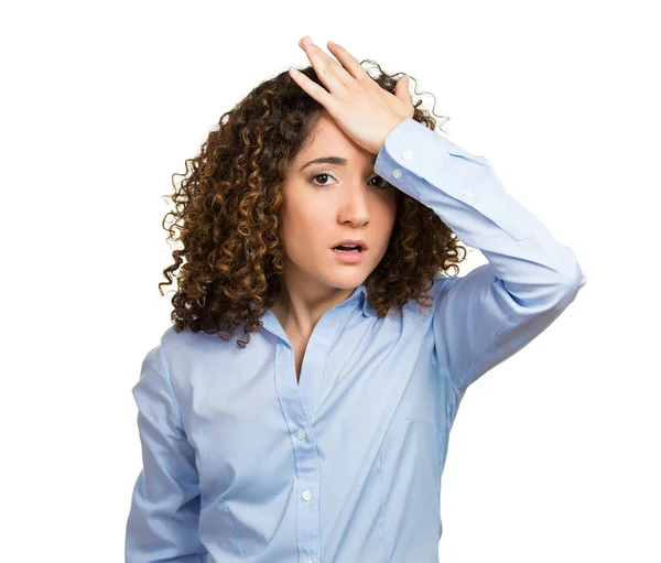 Frau legt Hand auf Kopf, Handfläche auf Gesicht Geste in duh Moment — Stockfoto