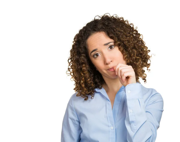 Frau mit Finger im Mund saugt Daumen beißt Fingernagel — Stockfoto