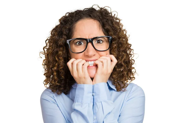 Nervöse Frau mit Brille beißt sich die Fingernägel — Stockfoto