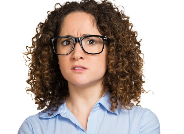 Endişeli güvensiz genç kadın