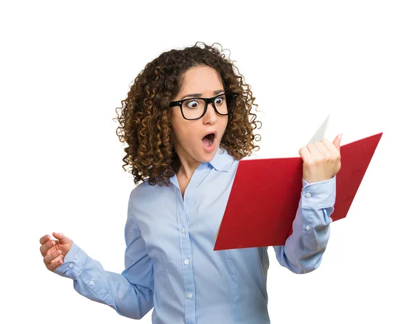 Geschokt vrouw lezing boek — Stockfoto