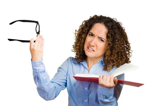 Jonge dame, vrouw zie niet lees boek, heeft visie problemen — Stockfoto