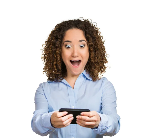 Shocked woman texting on smartphone — Stock Photo, Image