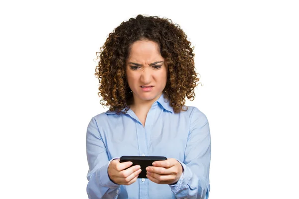 女人不开心、 生气的人对她的手机发短信时 — 图库照片