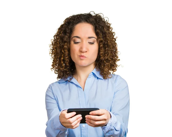 Frau unglücklich, genervt von jemandem auf ihrem Handy, während sie SMS schreibt — Stockfoto