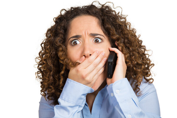 Женщина, корпоративный работник, говорящий по мобильному телефону в шоке
