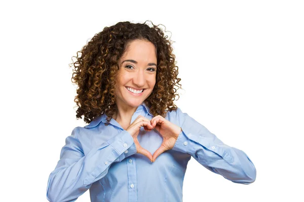 Счастливая молодая женщина, делающая сердечный знак руками — стоковое фото