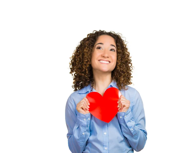 Feliz mujer bonita sonriente mirándote cámara sosteniendo el corazón rojo — Foto de Stock